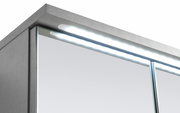 Nahaufnahme eines Spiegelschranks mit LED-Beleuchtung von oben.