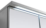 Nahaufnahme eines Spiegelschranks mit LED-Beleuchtung von oben.