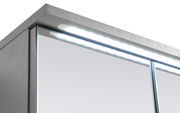 Nahaufnahme eines Spiegelschranks mit LED-Beleuchtung von oben.