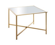 Quadratischer Couchtisch mit goldfarbenem Metallgestell und verspiegelter Glasplatte, freigestellt auf weißem Hintergrund, Perspektive: leicht von oben in schräger Frontansicht.