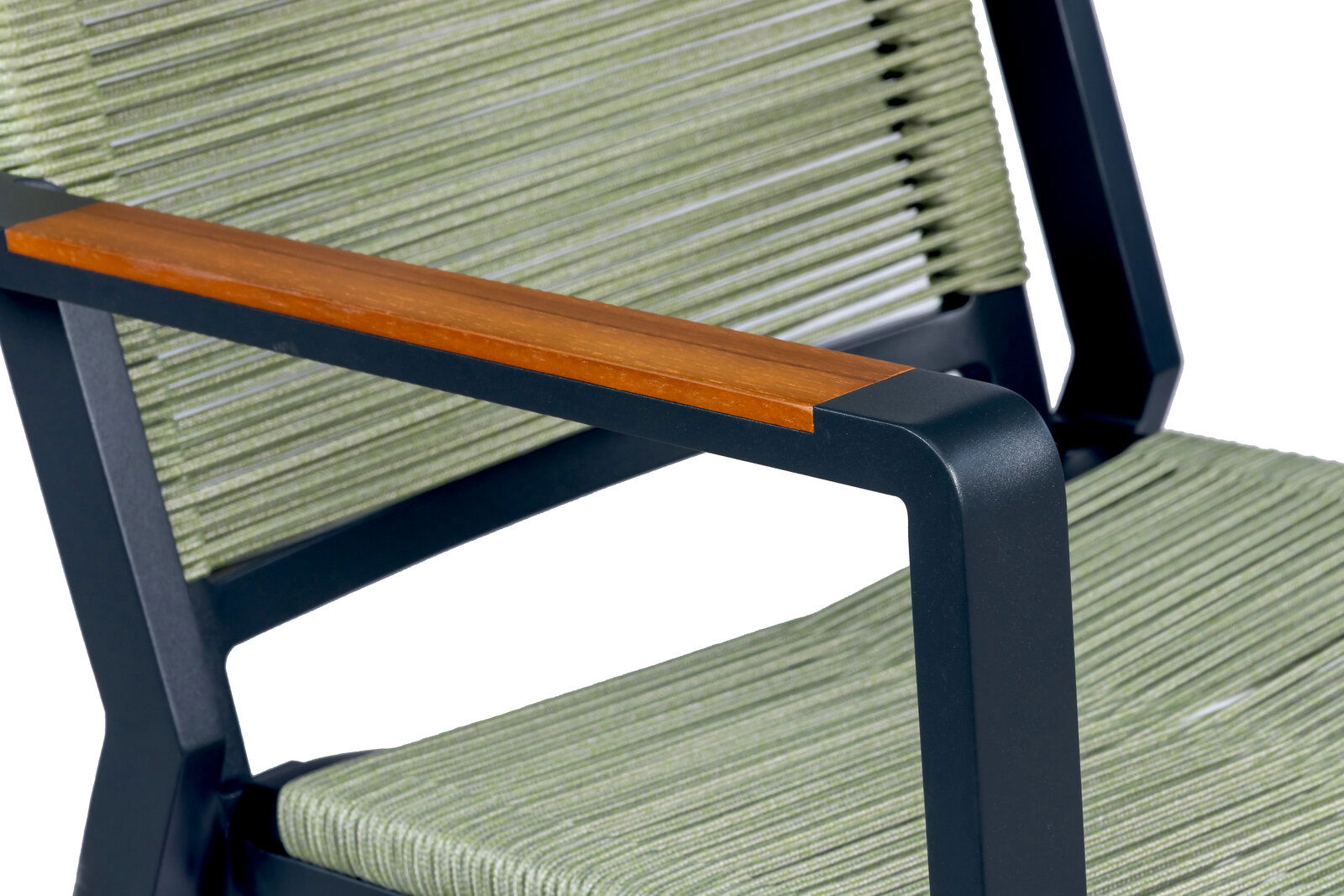 Detailaufnahme eines modernen Stuhls mit dunkelgrauem Metallrahmen, Holz-Armlehne und grünem, geripptem Stoffbezug; Perspektive: seitliche Nahaufnahme auf Armlehne, Rücken- und Sitzfläche.