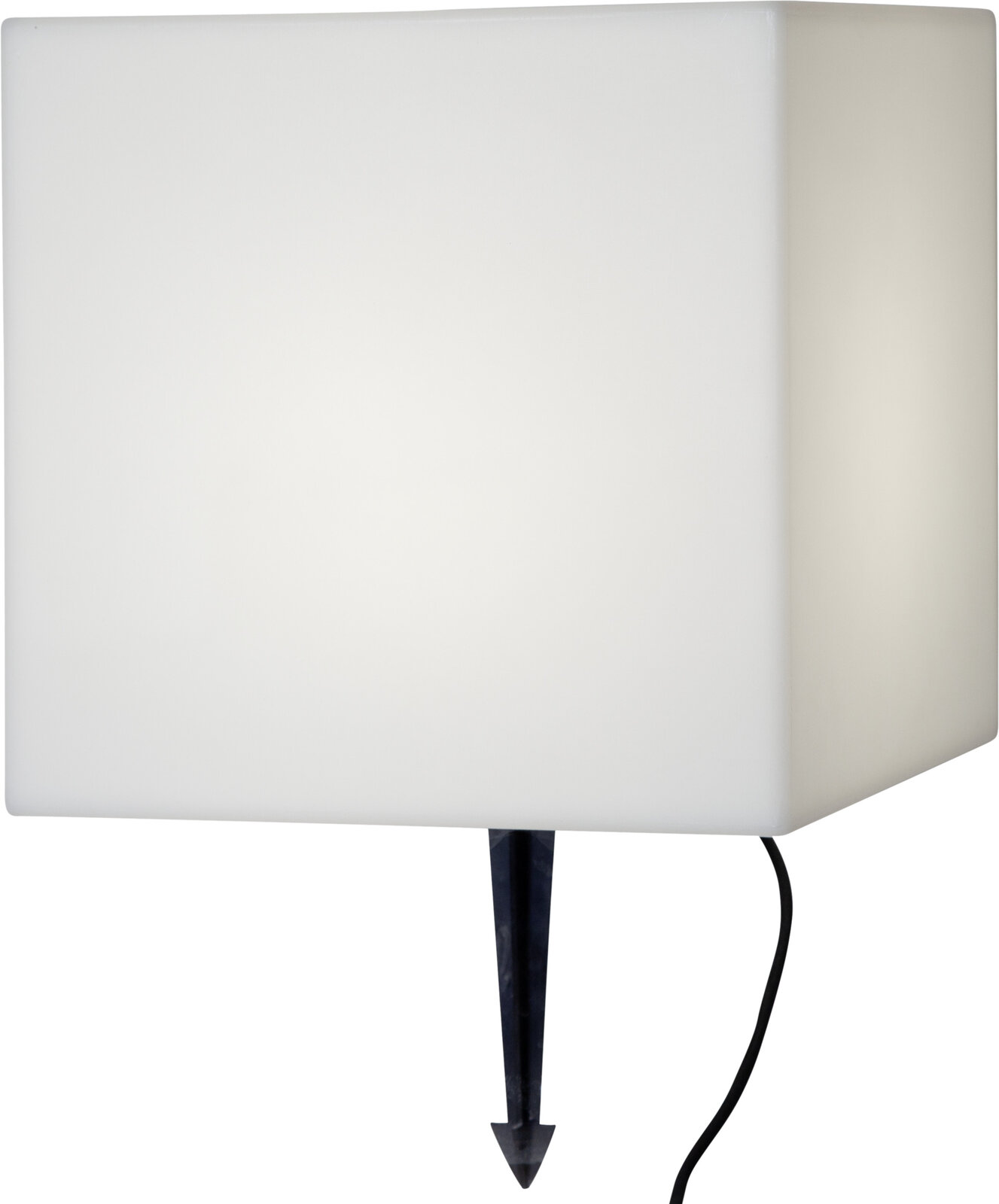 STAR TRADING Außen-Dekoleuchte SQUARE Weiße, würfelförmige Außenleuchte mit Erdspieß und schwarzem Kabel, freigestellt auf weißem Hintergrund, Ansicht schräg von vorne