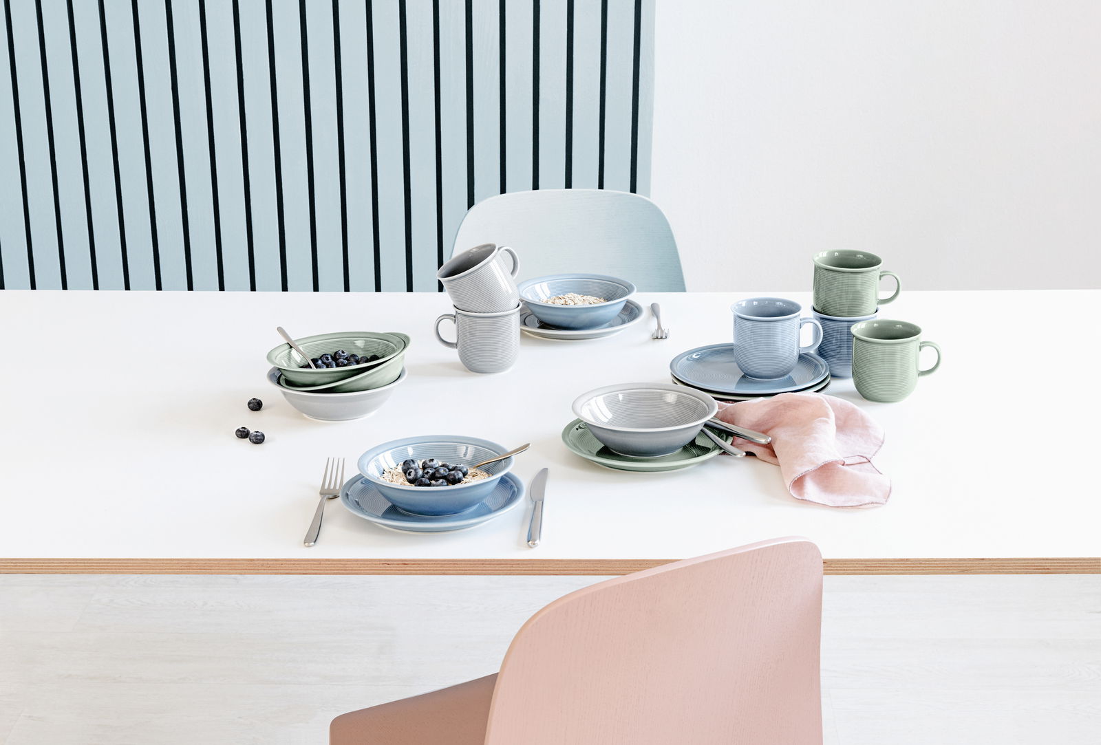 Frühstücksset 18-tlg. in sanften Pastellfarben, bestehend aus Tassen, Tellern und Schalen, auf einem weißen Tisch von oben fotografiert.