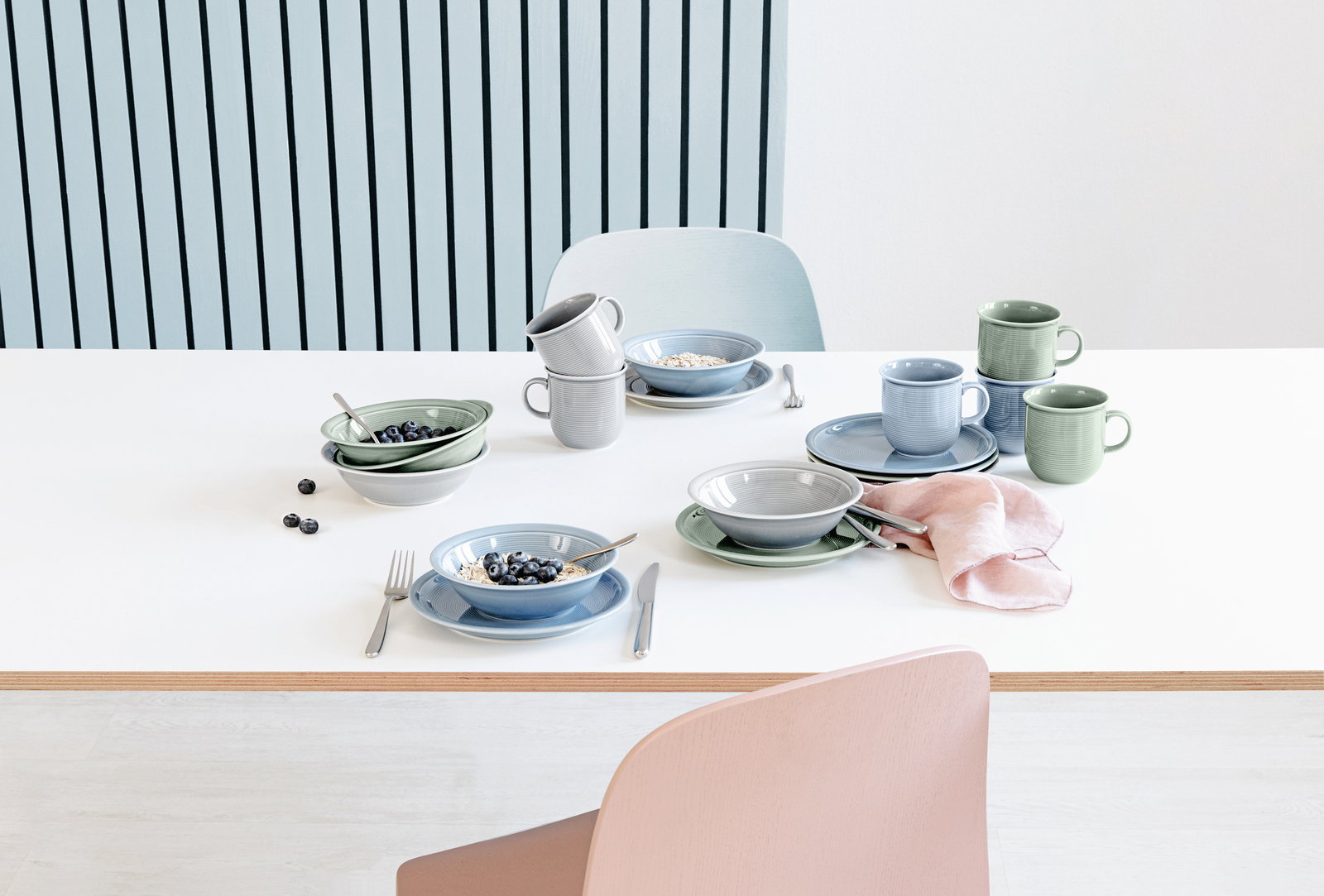 Frühstücksset 18-tlg. in sanften Pastellfarben, bestehend aus Tassen, Tellern und Schalen, auf einem weißen Tisch von oben fotografiert.