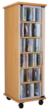 Schmaler CD-/DVD-Aufbewahrungsschrank aus hellem Holz mit transparenten Seitenteilen und Rollen, gefüllt mit CDs, in schräger Frontansicht von links.