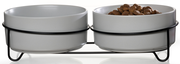 Zweierset grauer Futternäpfe auf schwarzem Metallgestell, einer gefüllt mit Trockenfutter, seitliche Perspektive.