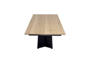 Houten eettafel met zwart metalen onderstel, vooraanzicht