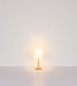 Tischleuchte mit Holzfuß und weißem Lampenschirm, frontal fotografiert vor einer neutralen Wand.