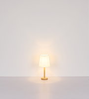 Tischleuchte mit Holzfuß und weißem Lampenschirm, frontal fotografiert vor einer neutralen Wand.