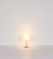 Tischleuchte mit Holzfuß und weißem Lampenschirm, frontal fotografiert vor einer neutralen Wand.