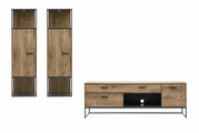 Frontale Ansicht der Zurbrüggen Wandkombination MANHATTAN mit zwei hohen Schränken und einem TV-Board in Holzoptik und schwarzem Metallrahmen.