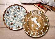 Zwei Pizzateller aus der Vogelperspektive: Einer mit floralem Muster in Grün und Braun, der andere mit rustikalem Holzdesign und Italien-Motiv.