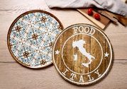 Zwei Pizzateller aus der Vogelperspektive: Einer mit floralem Muster in Grün und Braun, der andere mit rustikalem Holzdesign und Italien-Motiv.