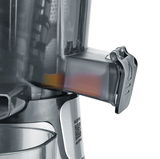 Nahaufnahme eines Slow Juicers mit seitlichem Ausguss und QR-Code für Rezepte.