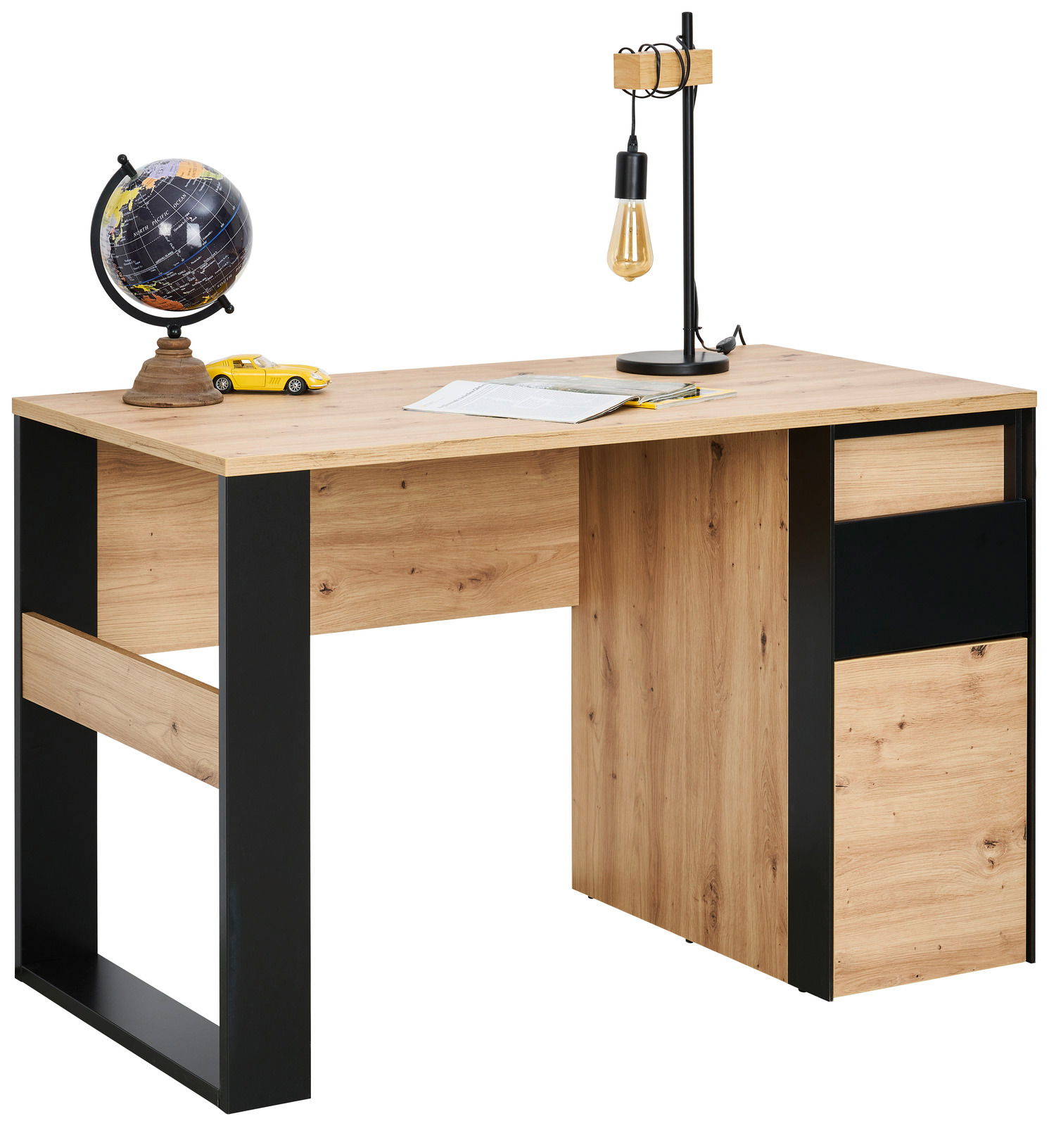 Moderner Schreibtisch aus Holz mit schwarzem Metallrahmen, dekoriert mit einer Weltkugel, einer Lampe und einem gelben Modellauto, seitliche Perspektive.