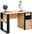 Voleo Schreibtisch  Moderner Schreibtisch aus Holz mit schwarzem Metallrahmen, dekoriert mit einer Weltkugel, einer Lampe und einem gelben Modellauto, seitliche Perspektive.