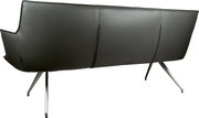 Rückansicht eines modernen schwarzen Ledersofas mit hoher Rückenlehne und schlanken Metallbeinen, freigestellt auf weißem Hintergrund