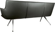Rückansicht eines modernen schwarzen Ledersofas mit hoher Rückenlehne und schlanken Metallbeinen, freigestellt auf weißem Hintergrund