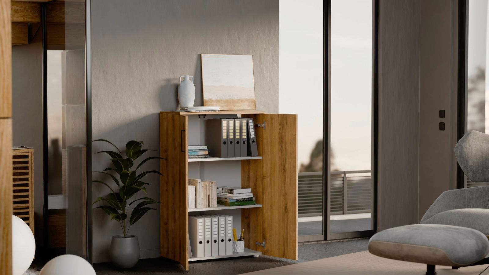 Moderner, niedriger Schuhschrank aus Holz mit geöffneter Tür, gefüllt mit Ordnern und Büchern, in einem stilvollen Wohnzimmer mit Blick auf eine Terrasse.