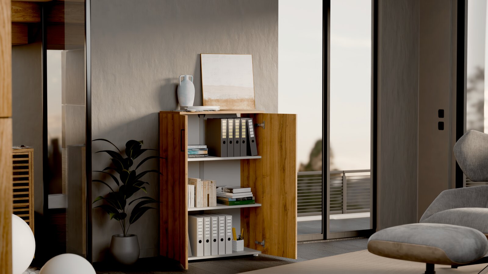 Moderner, niedriger Schuhschrank aus Holz mit geöffneter Tür, gefüllt mit Ordnern und Büchern, in einem stilvollen Wohnzimmer mit Blick auf eine Terrasse.