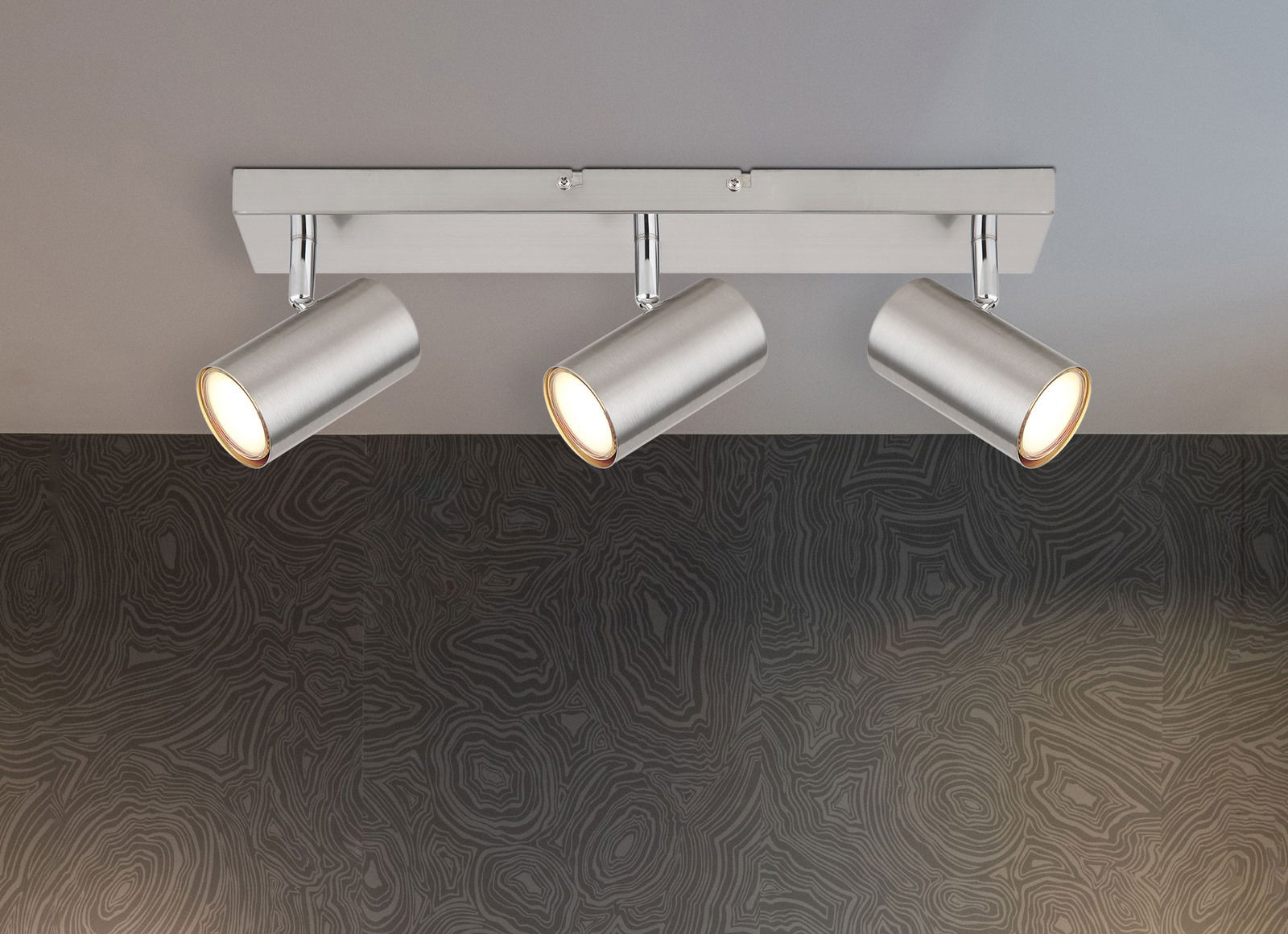 Globo Lighting Strahler ROBBY Dreifacher Deckenstrahler aus gebürstetem Metall in moderner Perspektive von unten betrachtet.