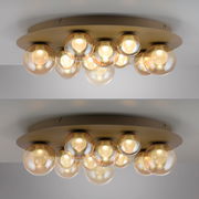 LED-Deckenleuchte mit mehreren kugelförmigen Glaskörpern, seitliche Perspektive