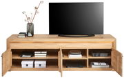 Frontale Ansicht eines TV-Lowboards aus Holz mit offenen Türen, dekoriert mit Büchern, Boxen und einer Vase mit Zweigen.