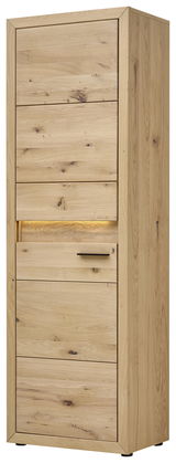 Garderobenschrank aus Holz in Frontansicht mit natürlicher Maserung und modernem Design.