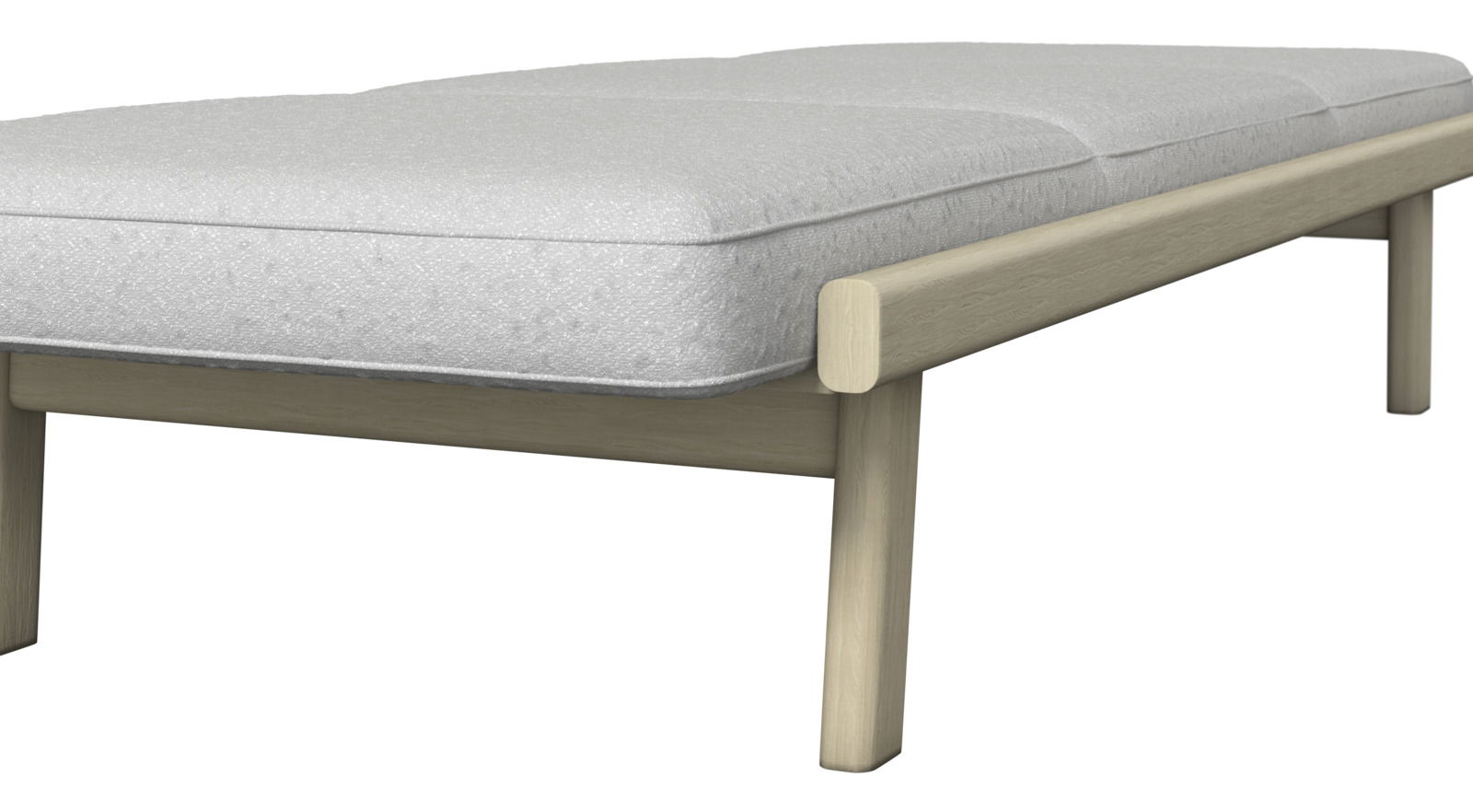 Sonnenliege mit hellem Holzrahmen und grauer Polsterung, seitliche Perspektive