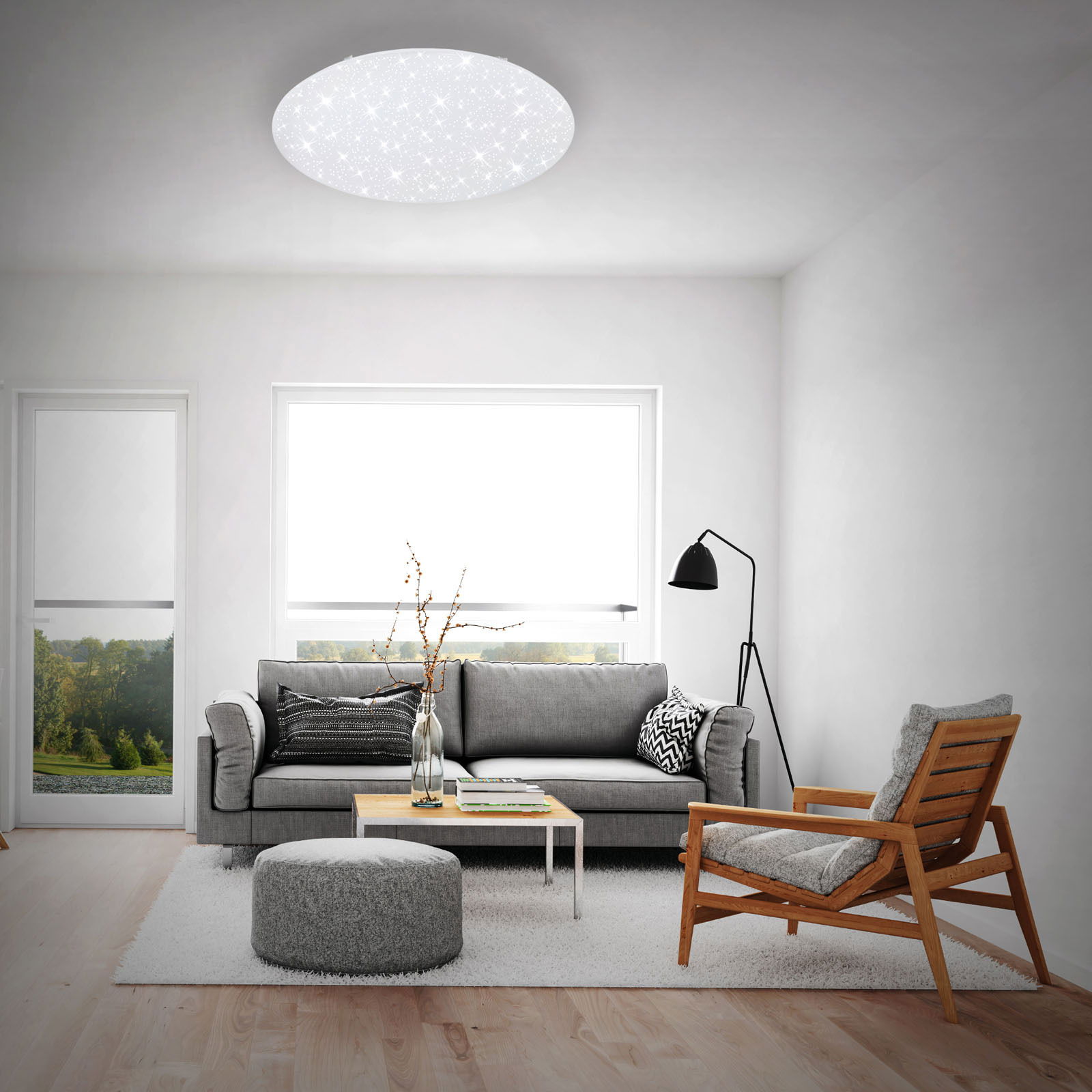 Moderne LED-Deckenleuchte in einem stilvollen Wohnzimmer, von unten betrachtet.