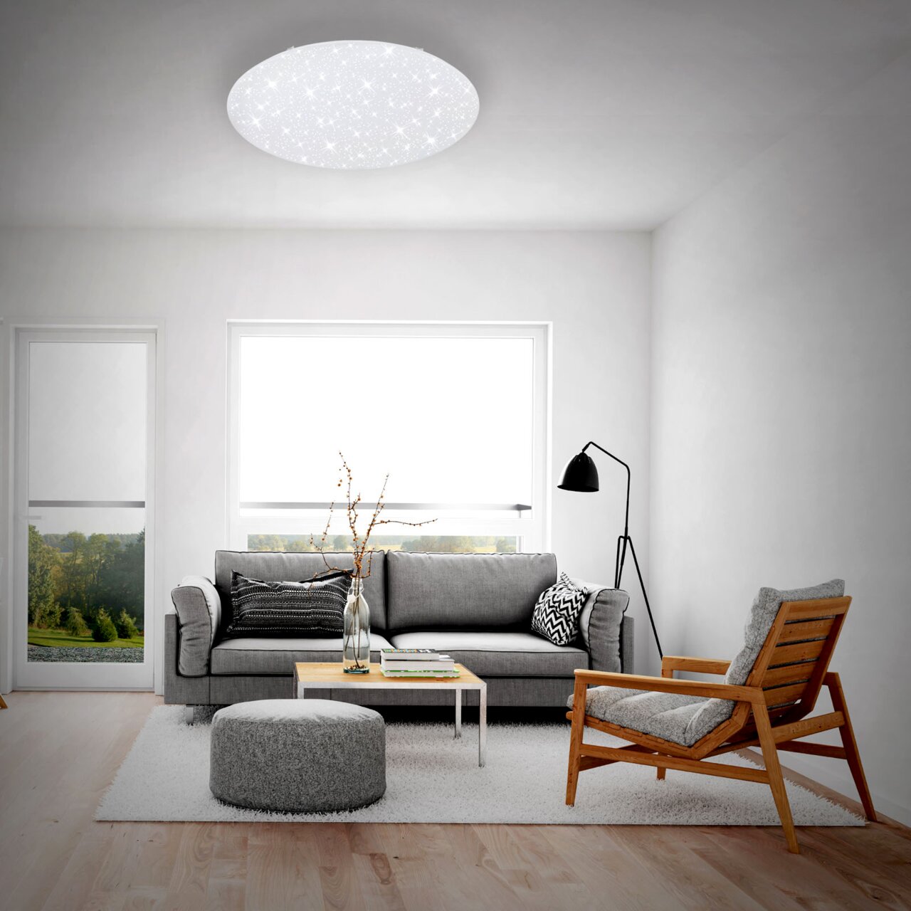 Moderne LED-Deckenleuchte in einem stilvollen Wohnzimmer, von unten betrachtet.