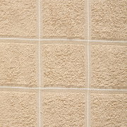 Nahaufnahme eines beigen Frottierhandtuchs mit quadratischem Muster.