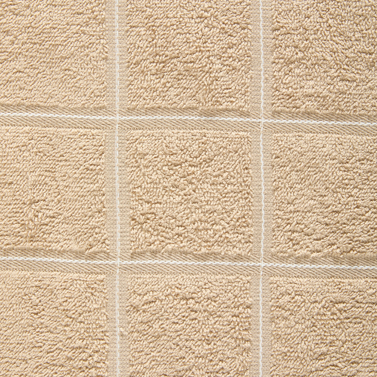 Nahaufnahme eines beigen Frottierhandtuchs mit quadratischem Muster.