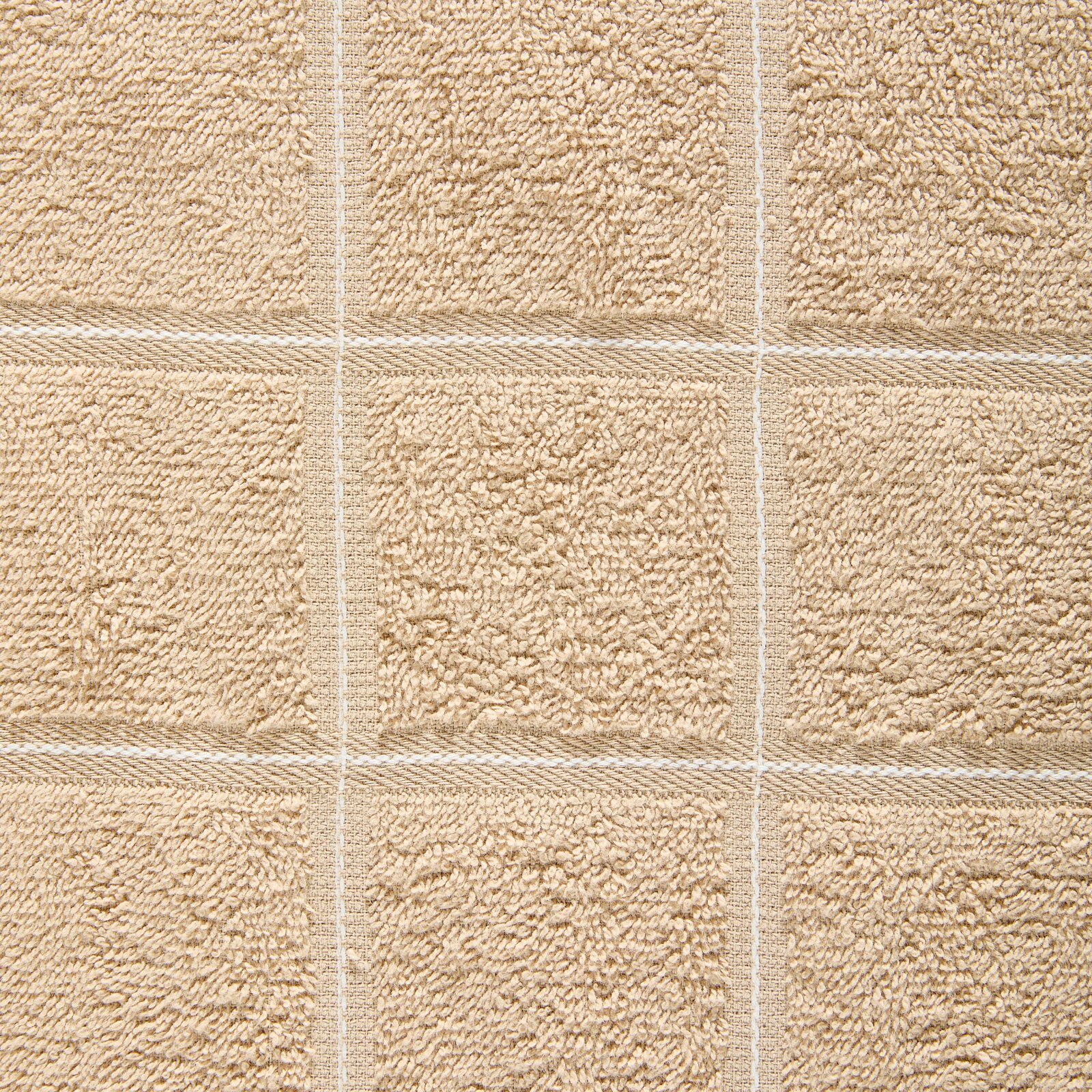 Close-up van een beige badhanddoek met vierkant patroon.