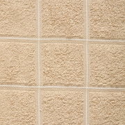 Close-up van een beige badhanddoek met vierkant patroon.
