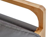 Detailaufnahme aus schräger Seitenperspektive: Ecke eines Bambus-Holzrahmens mit grauem Stoffbezug, Nahansicht der abgerundeten Kante