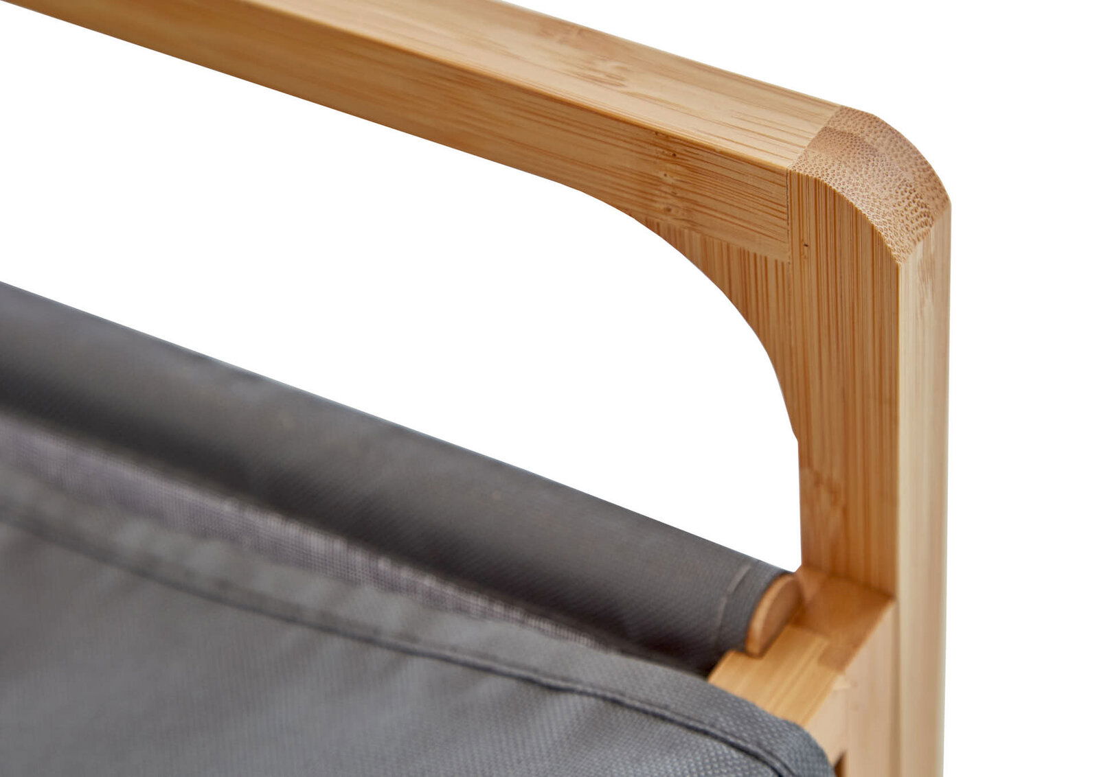 Detailaufnahme aus schräger Seitenperspektive: Ecke eines Bambus-Holzrahmens mit grauem Stoffbezug, Nahansicht der abgerundeten Kante