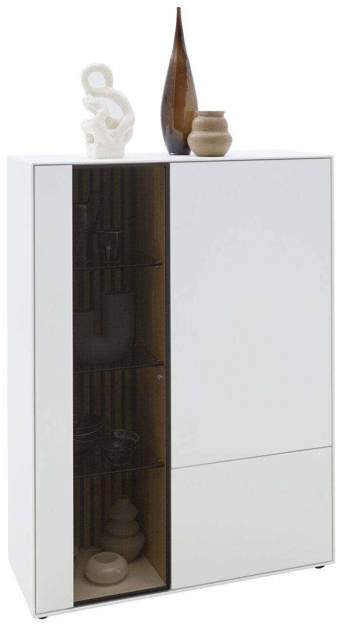 Weißes Highboard mit Glastür links, dekoriert mit Vasen und Skulpturen, seitliche Perspektive