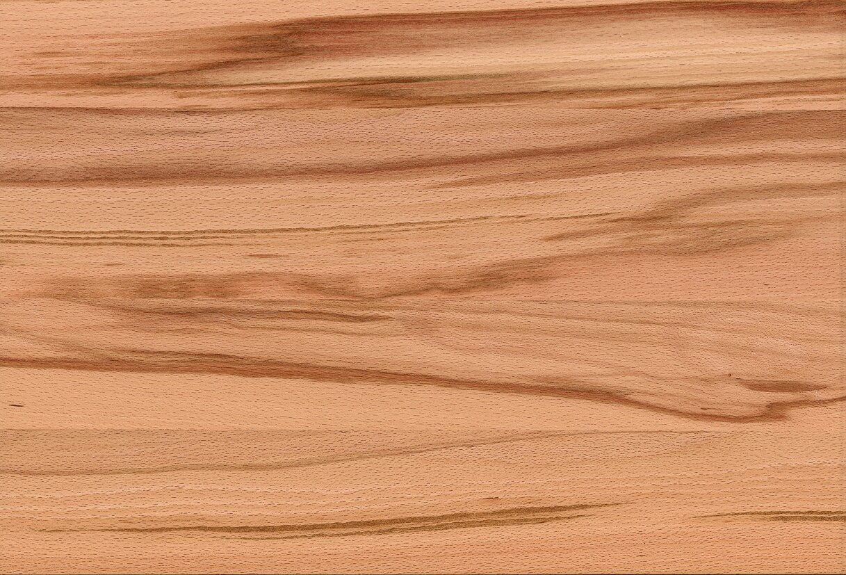 Nahaufnahme einer Holzoberfläche mit natürlicher Maserung in warmen Brauntönen.