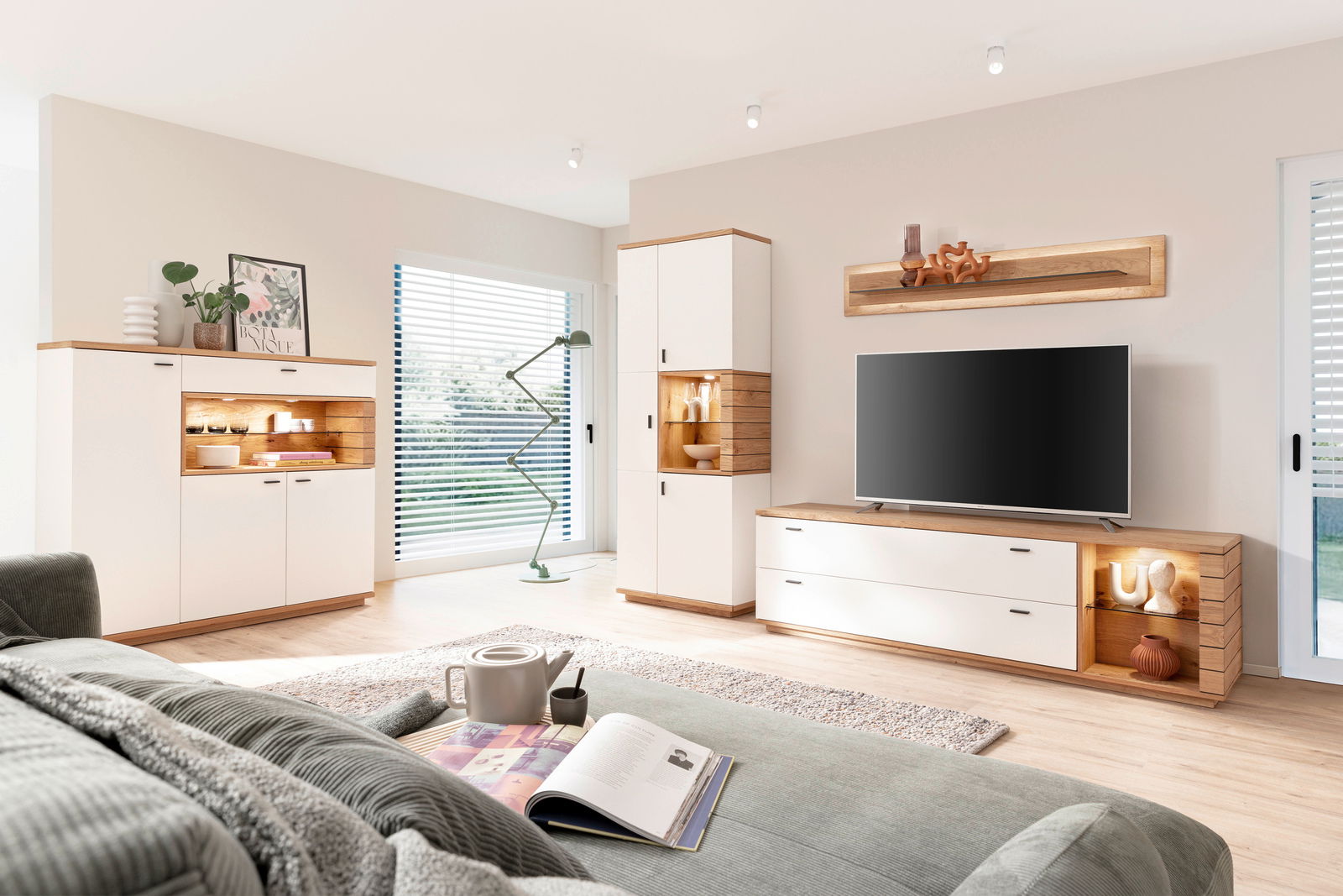 Modernes Wohnzimmer mit Highboard in Holz- und Weißtönen, seitliche Perspektive