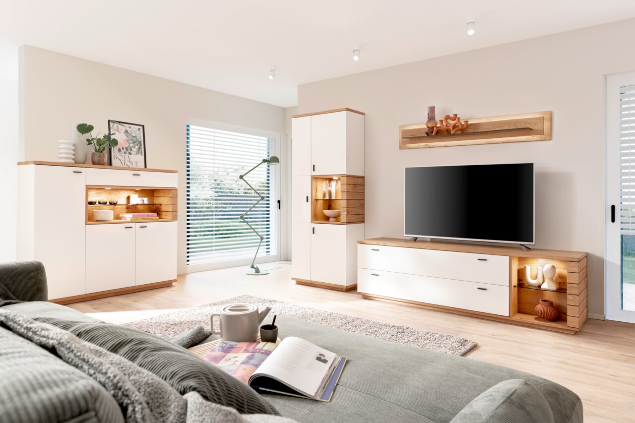 Modernes Wohnzimmer mit Highboard in Holz- und Weißtönen, seitliche Perspektive