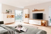 Modernes Wohnzimmer mit Highboard in Holz- und Weißtönen, seitliche Perspektive