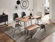 Moderner Essbereich mit Holztisch und passender Bank, umgeben von stilvollen Stühlen, aus der Vogelperspektive fotografiert.