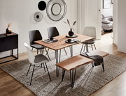 Moderner Essbereich mit Holztisch und passender Bank, umgeben von stilvollen Stühlen, aus der Vogelperspektive fotografiert.