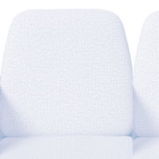 Nahaufnahme eines beigen Armlehnstuhls mit strukturierter Stoffoberfläche, Vorderansicht