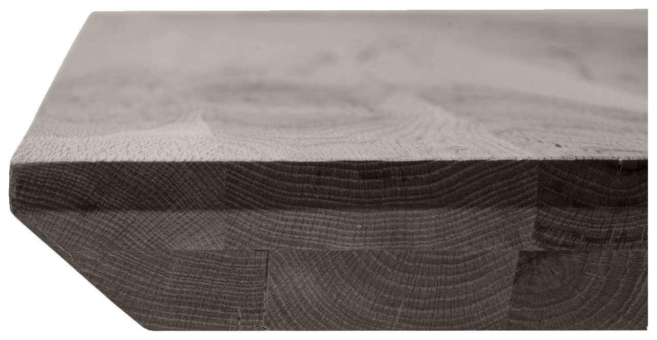 Nahaufnahme einer Tischplatte aus Holz mit sichtbarer Maserung und abgeschrägter Kante, seitliche Perspektive.