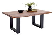 Moderne houten salontafel met metalen poten, zijaanzicht