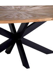 Nahaufnahme eines Esstisches mit runder Holzplatte und schwarzem Metallgestell, seitliche Perspektive.