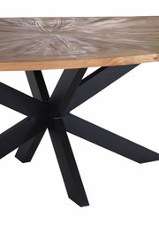 Nahaufnahme eines Esstisches mit runder Holzplatte und schwarzem Metallgestell, seitliche Perspektive.