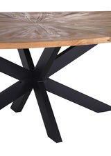 Nahaufnahme eines Esstisches mit runder Holzplatte und schwarzem Metallgestell, seitliche Perspektive.